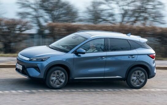 Hinter dem dezenten Auftritt steckt eine durchaus spektakuläre Persönlichkeit mit 450-PS-Allradantrieb und knackigem Fahrwerk. - Grüße gehen auch  nach München