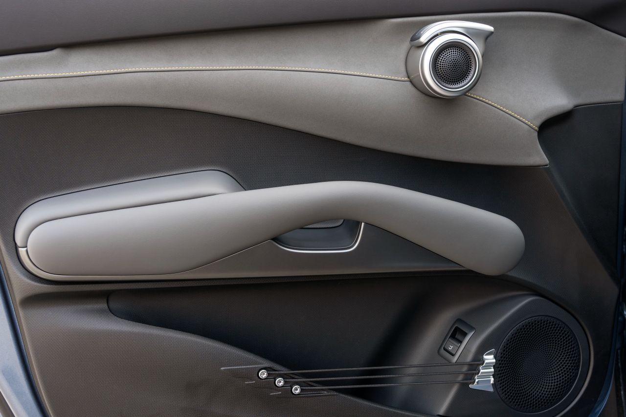 Gummibänder für Gitarristen, schräge Kombi aus Box und Türöffner.