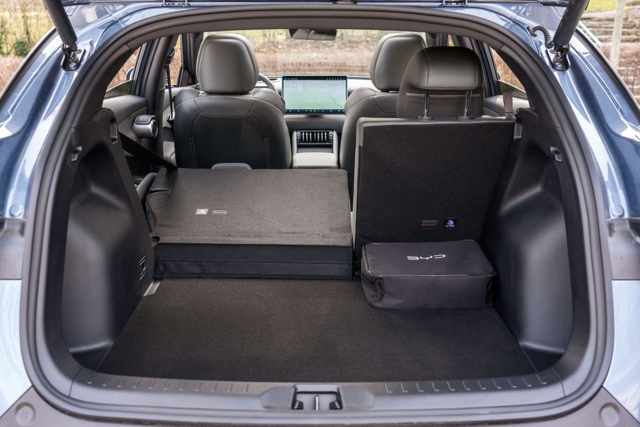 Das Kofferraumvolumen im Heck ist auf ordentliche, wenn auch nicht enorme 490 bis 1.360 Liter gestiegen, dazu kommt aber ein neuer 101-Liter-Frunk.