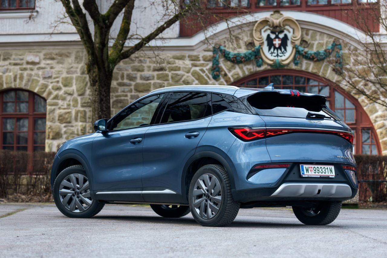 Sieht wie ein braves Familien-SUV aus, ist aber ein technisch eindrucksvolles Auto mit 450-PS-Allradantrieb, knackigem Fahrwerk, schnellem 800-Volt-Laden.