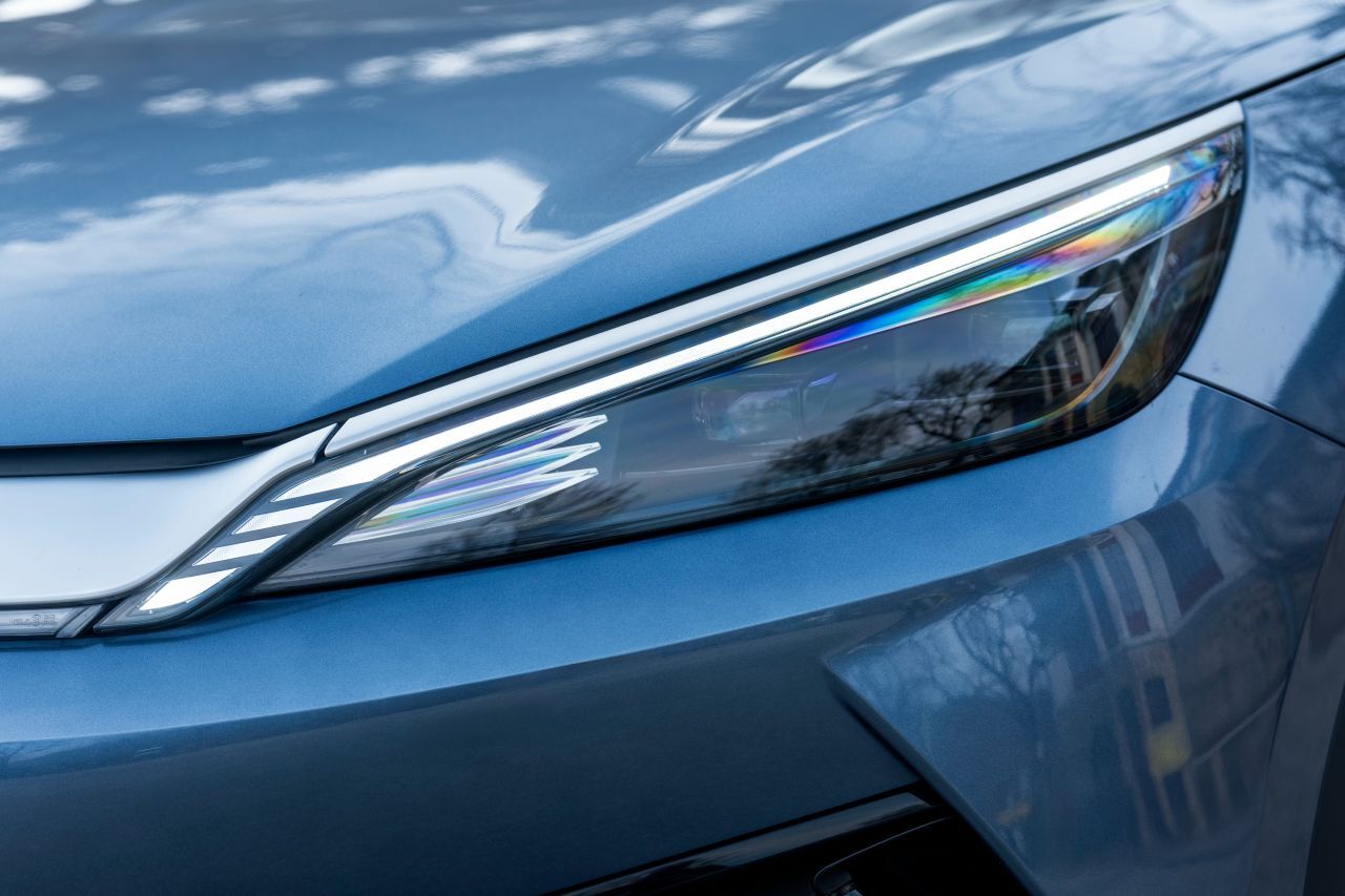 Vorne wie hinten sind durchgehende Lichtleisten …