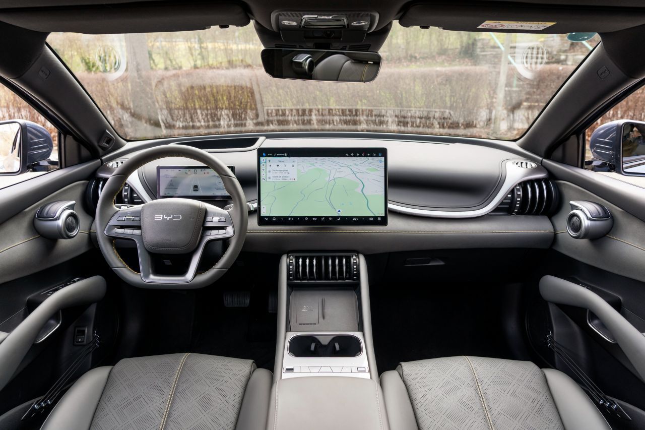 Das Innendesign ist reduzierter und wirkt viel moderner. Deutlich ist auch der Qualitätssprung bei den Materialen und im Multimedia-Bereich.