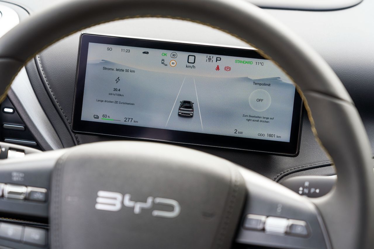 Der Fahrer hat ein 8,8-Zoll-Informationsdisplay vor sich.