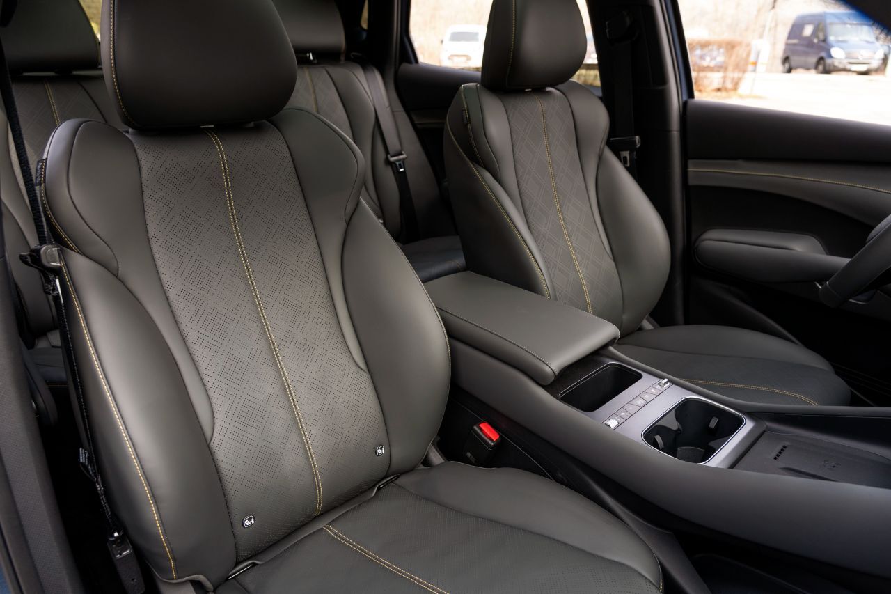 Weitläufiger Passierraum mit reichlich Platz für die ganze Familie. Die Vordersitze sind angenehm gepolstert, die Beinauflagen aber ein wenig kurz.