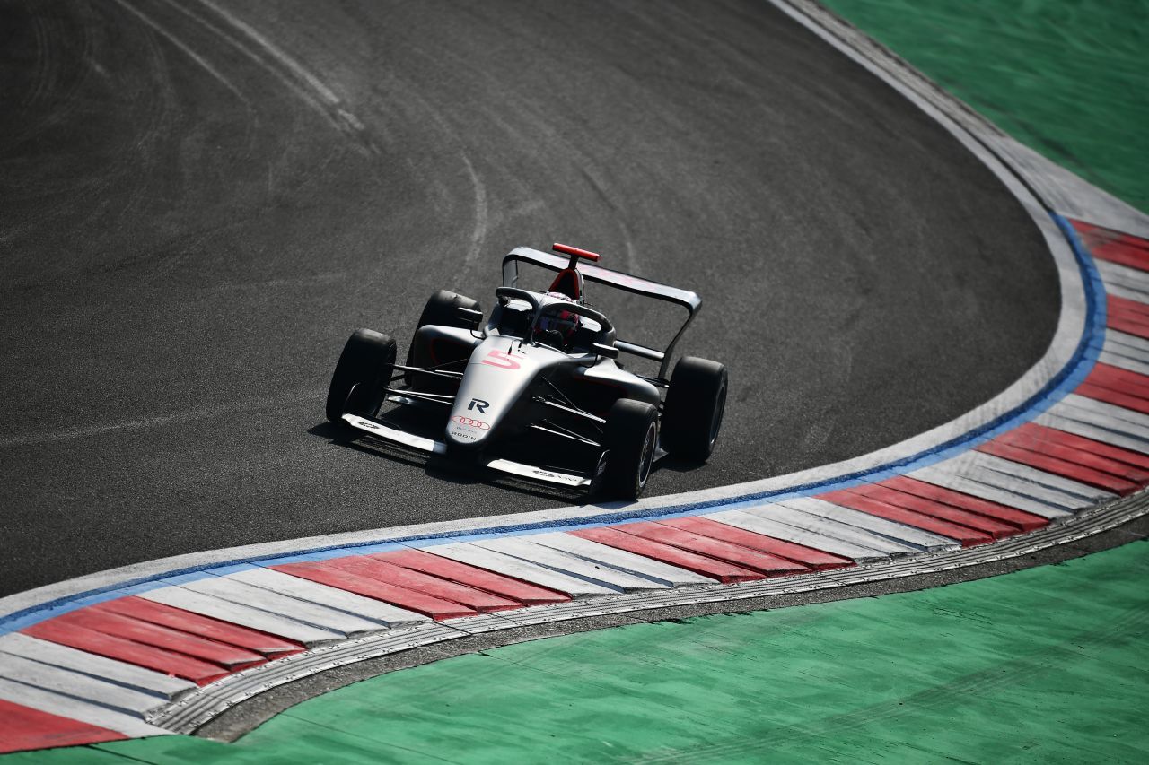 Emma Felbermayr meistert die Schikanen des Motorsports.