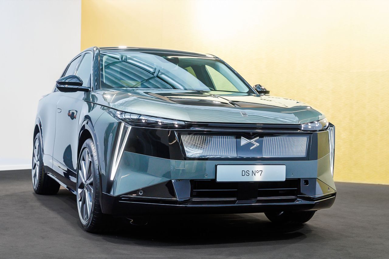 Große glatten Flächen verschaffen der Karosserie Ruhe und geben ihr eine gewisse Großzügigkeit. Front mit LED-Muster und -Logo hinter Glas.