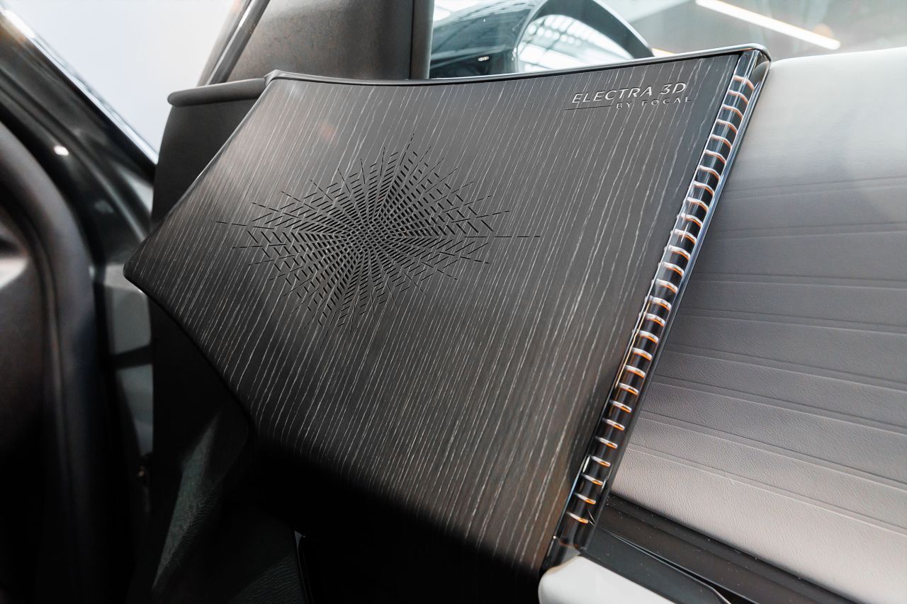 Echtholzoberflächen verkleiden die Boxen des guten Focal-Soundsystems.