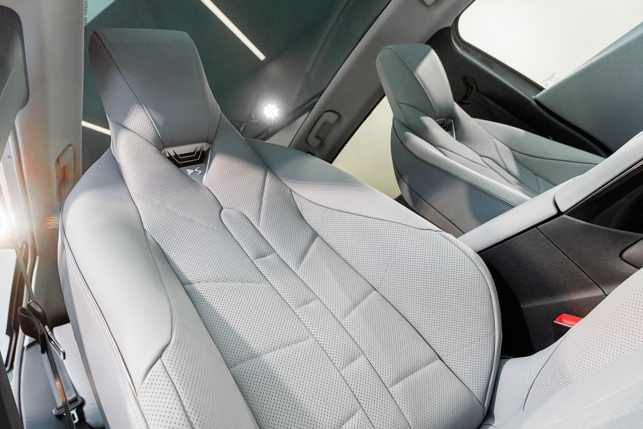 Echtes Alcantara oder Nappaleder kommt weiträumig zum Einsatz, wird mit Details wie Uhrenarmband-Muster oder Perlstichnähten aufwändig verarbeitet.