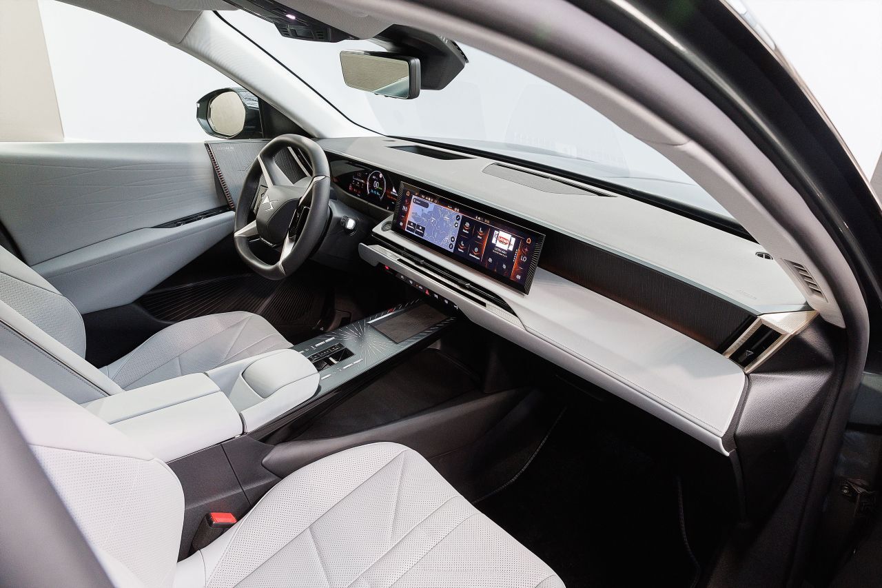 Der Einrichtungsstil des DS N°7 ist geradlinig und reduziert, mit großen ebenen Flächen. Das wirkt modern und elegant.