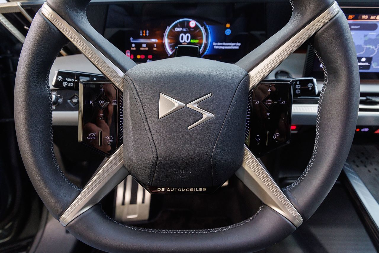 Nappaleder-Lenkrad mit X-förmigen Speichen.