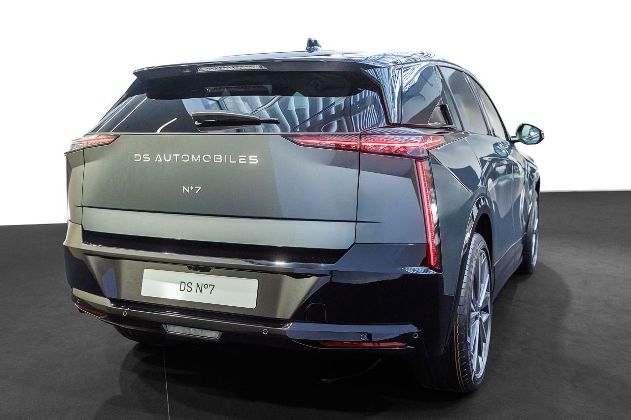 Der Auftritt ist eleganter geworden und hat eine luxuriösere Ausstrahlung bekommen: Breites Heck mit dezenten Knicken und spektakulären Rücklichtern.