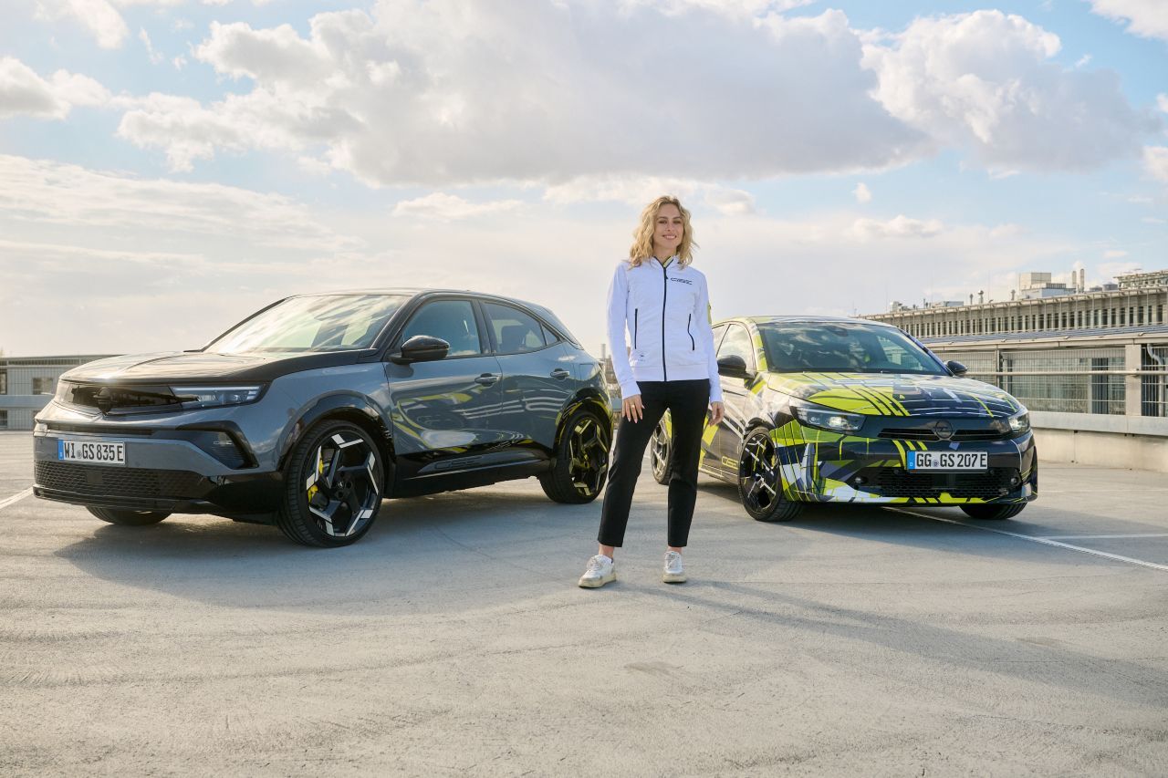 Update: Sophia Flörsch wurde nach Ostern als Test-und Entwicklungsfahrerin des Opel GSE Formel-E-Teams präsentiert.