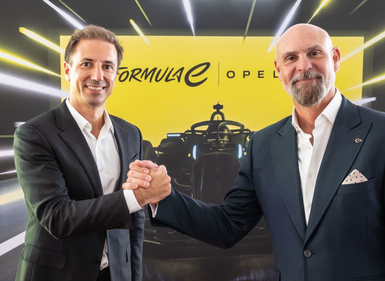 … die Franzosen konzerninterne Konkurrenz: Opel-CEO Florian Huettl (links) und Formel E-CEO Jeff Dodds einigten sich auf einen Vierjahresvertrag.