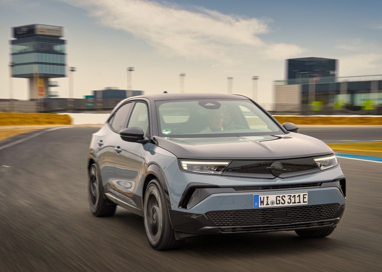 … und der technisch verwandten Straßenversion Mokka GSE, die sämtliche Hochvolt-Komponenten übernimmt und ebenfalls 281 PS mitbringt.