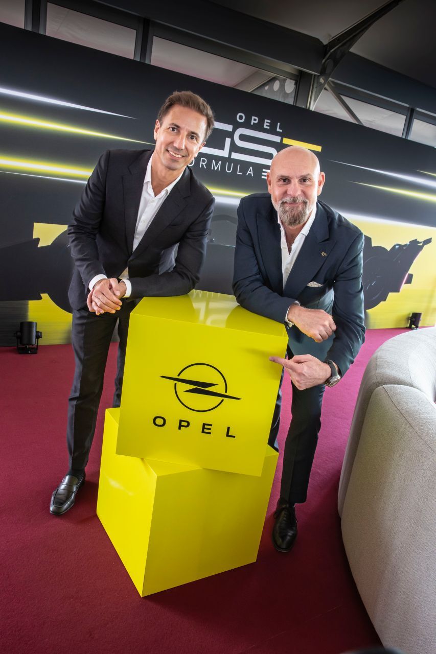 Opel CEO Florian Huettl (rechts) und Formel E CEO Jeff Dodds einigten sich auf einen Vierjahresvertrag. Opel kommt als eigenes Werksteam, ist kein direkter Nachfolger von Konzernschwester DS-Penske.