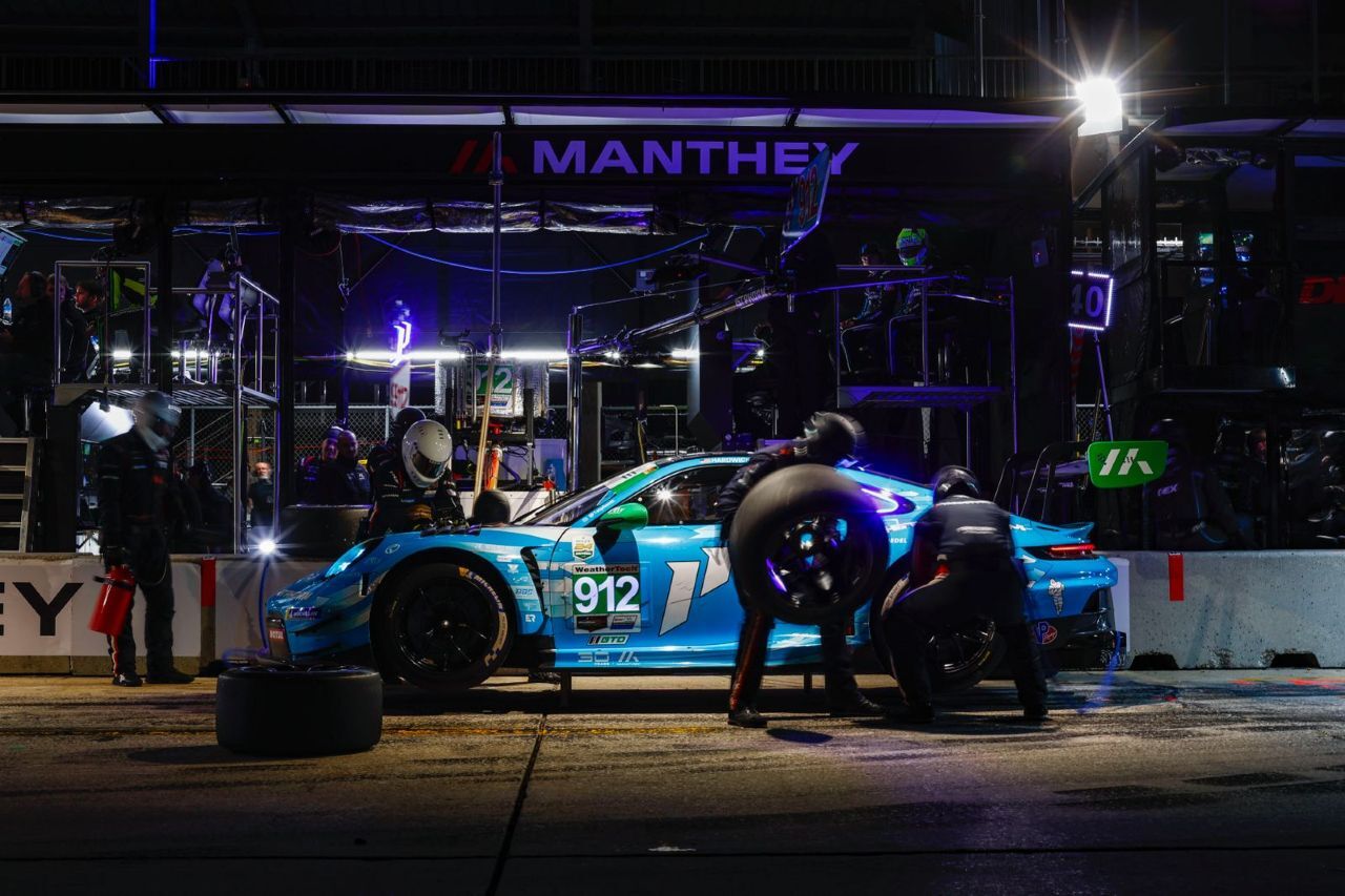 Boxenstopp beim Manthey-Schwesterteam.