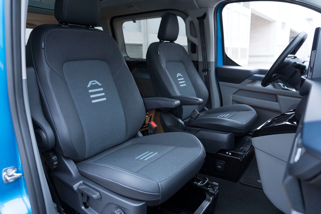 Angenehme Armlehnen für Fahrer und Beifahrer, komfortabler Abstand zwischen den zwei Vordersitzen.