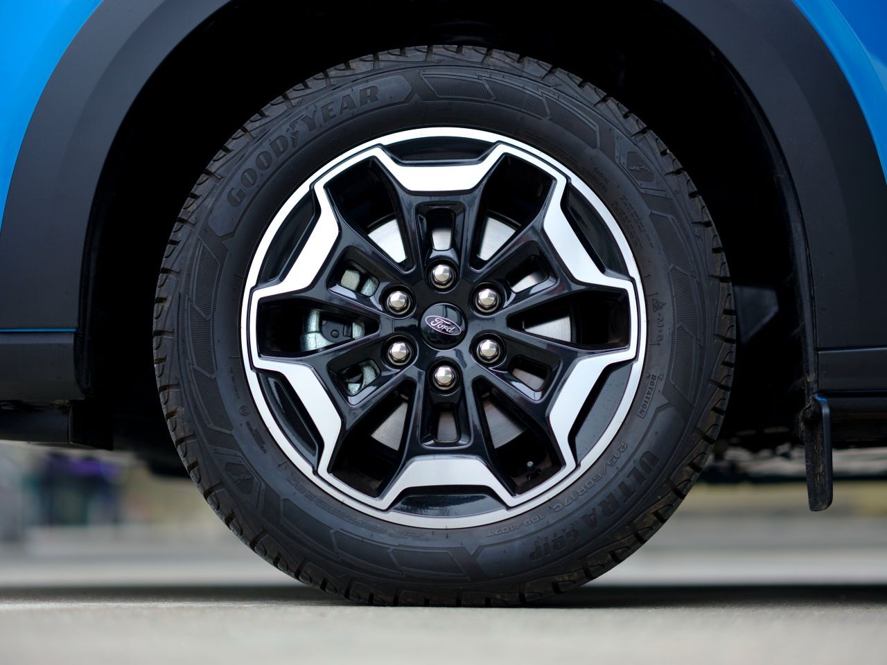 Die 17-Zöller wirken in den dunklen Radkästen ein wenig klein.