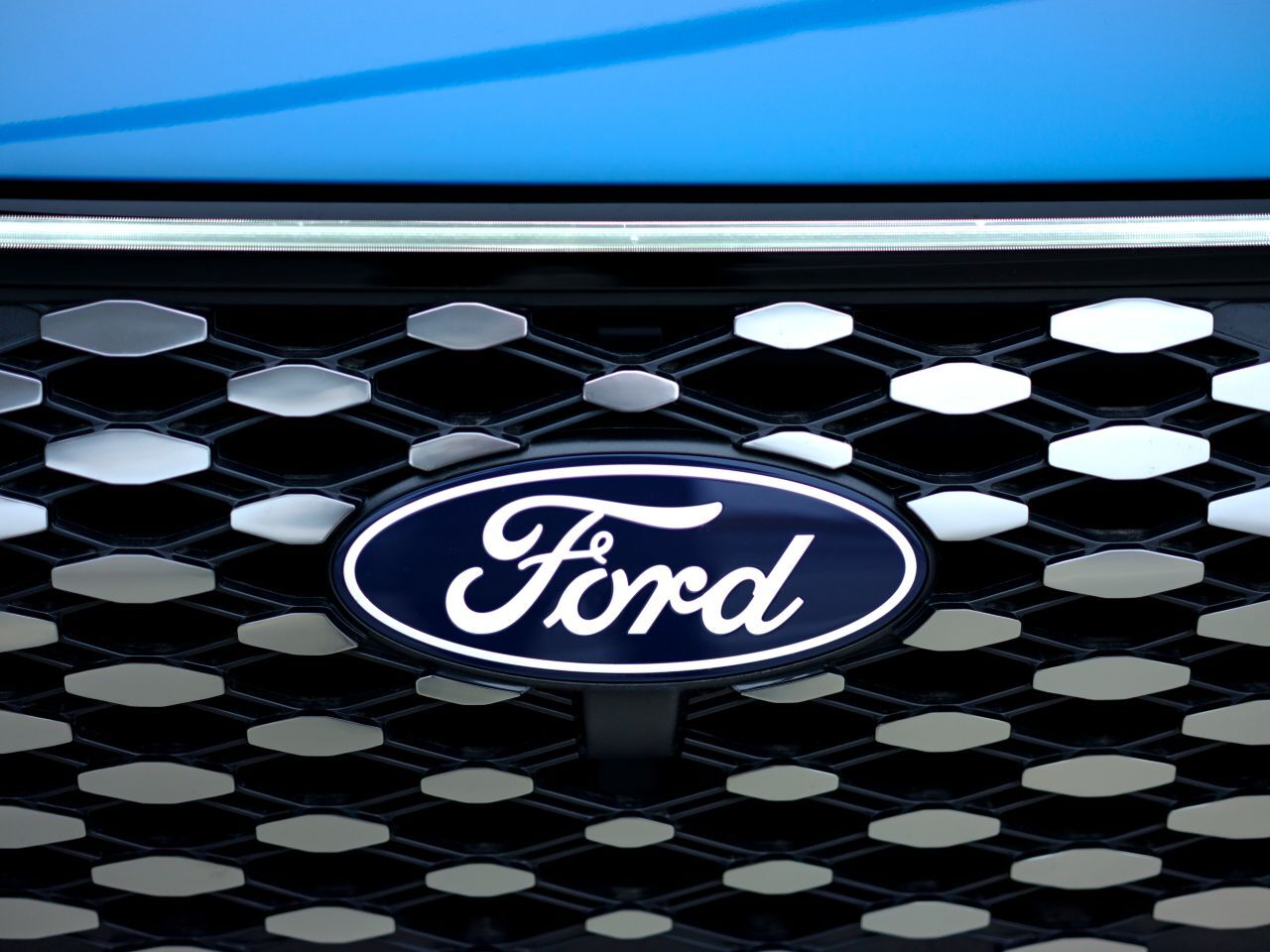 Schicker Kühlergrill.