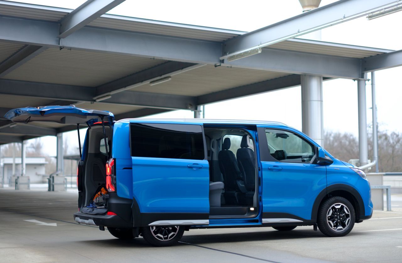 Schiebetüren sind rechts und links möglich. Die Heckklappe braucht beim Aufschwingen Platz und beim Zumachen einen gewissen Krafteinsatz.