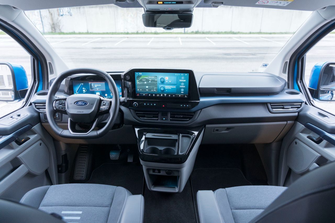 Umfangreiches Digitalequipment, hochsolide Materialien: Das neue Cockpit bringt die Innenraumgestaltung an das Pkw-Niveau heran.