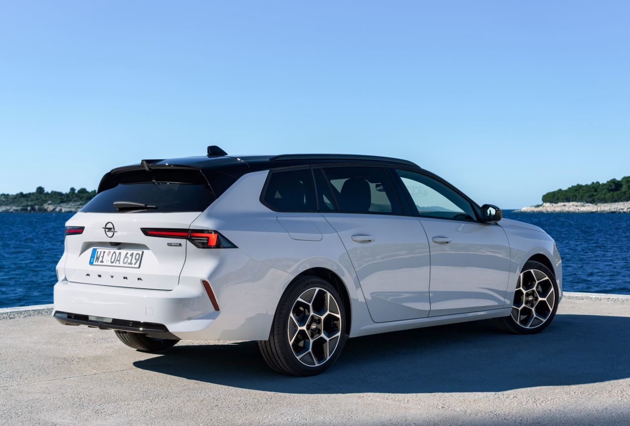 Herausragend ist der Astra bei der anspruchsvollen Lichttechnik, die es erstmals in dieser Klasse gibt, den sehr guten Sitzen und der Antriebsvielfalt.