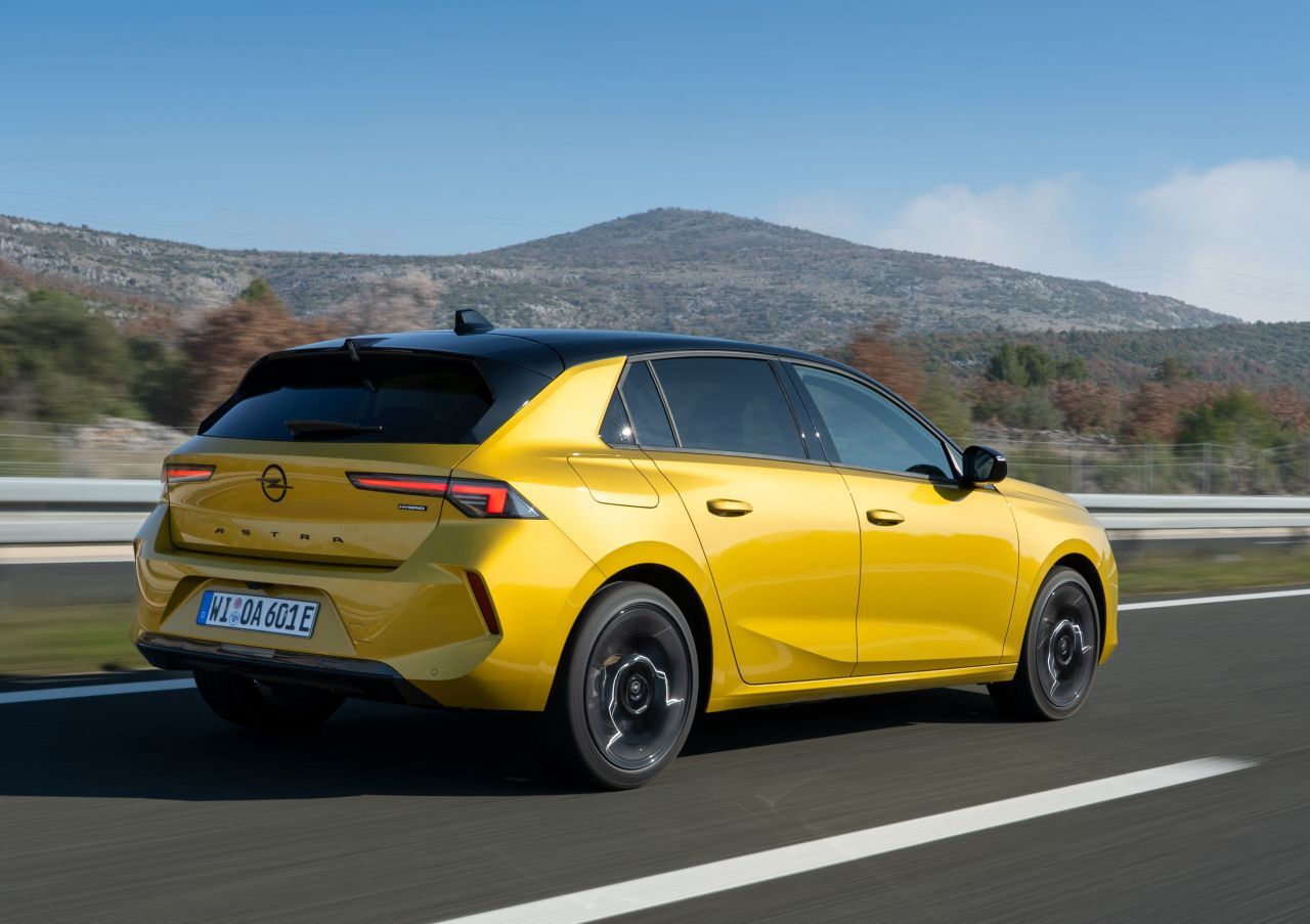 Der Astra L ist seit 2022 am Start und wurde Anfang 2026 umfangreich überarbeitet. Die Hecklichter leuchten jetzt permanent.