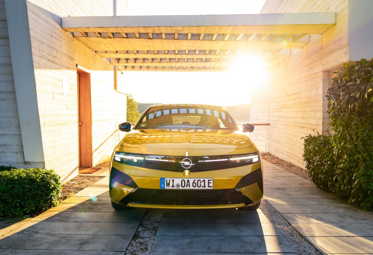 Eine schmale Linie quer über den Kühlergrill leuchtet Tag und Nacht – und auch der Opel-Blitz, das Markenlogo in der Mitte, ist permanent beleuchtet.