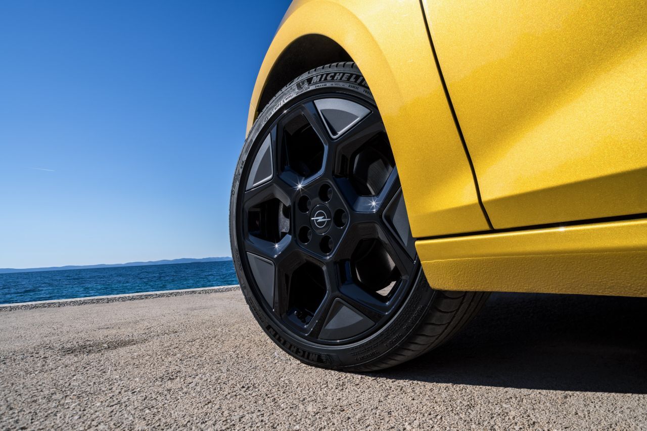 Fesch: Die schwarzen Felgen mit kantig-technischem Design.