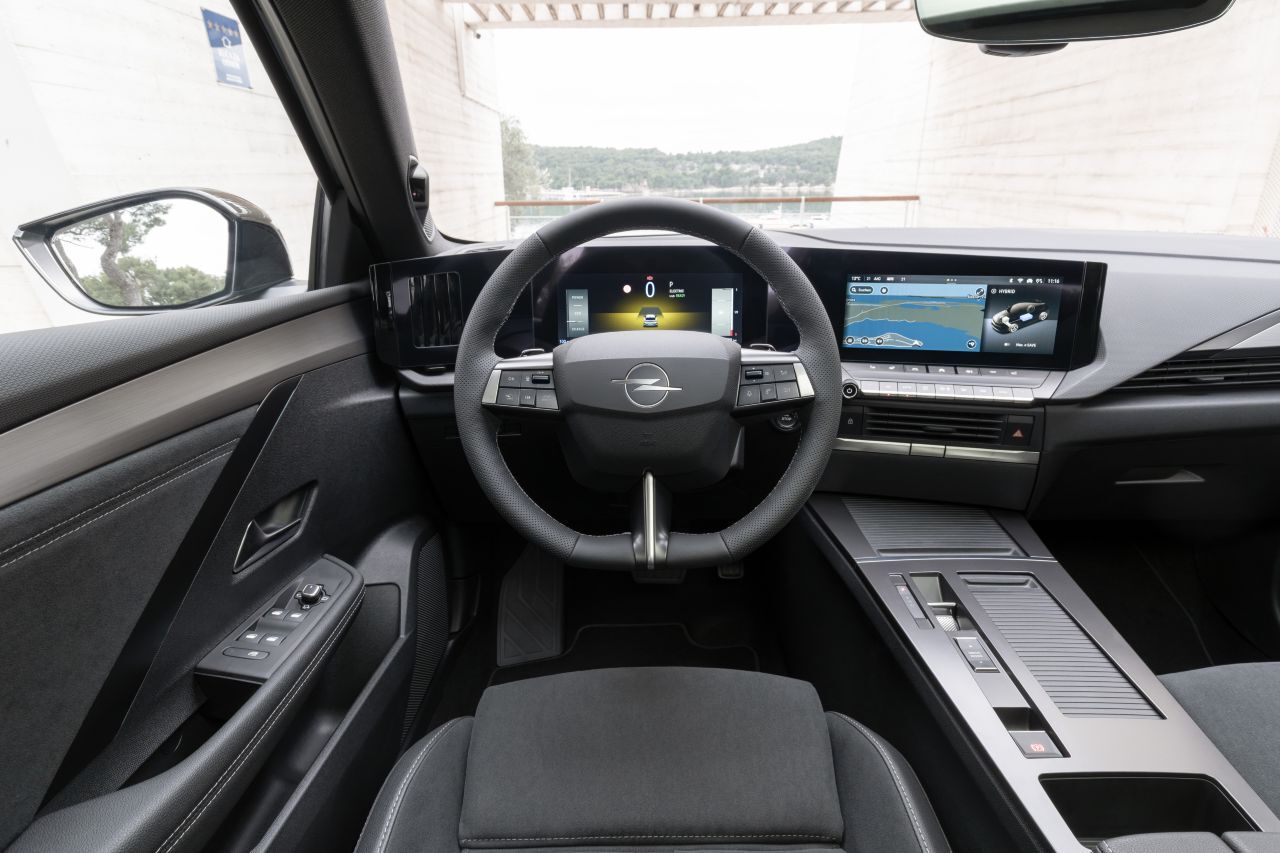 Mit seinem reduzierten Design und den dunklen Farben wirkt der Innenraum modern und sehr aufgeräumt.