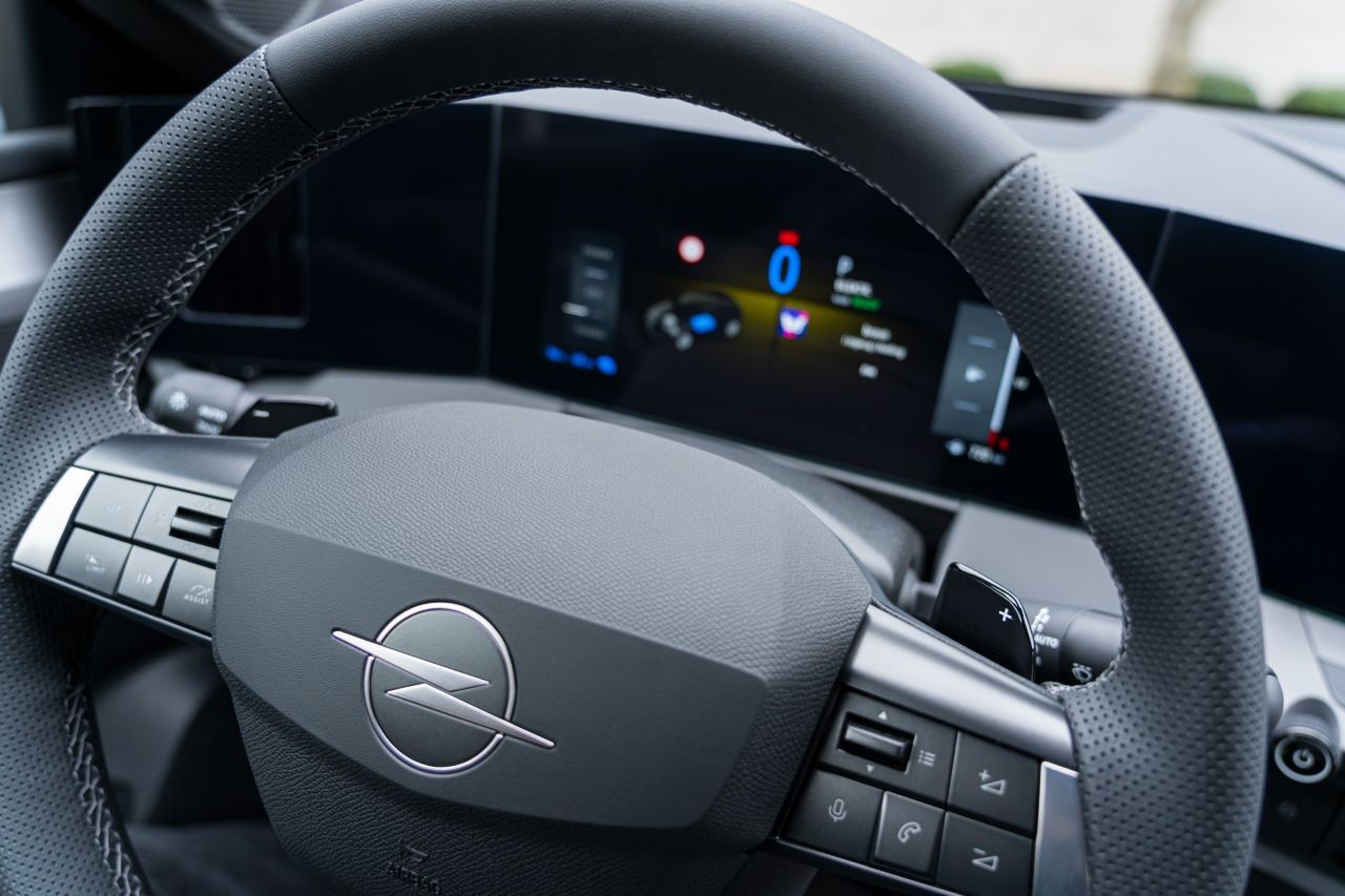 Klassische Lenkradtasten und insgesamt logische Bedienung.