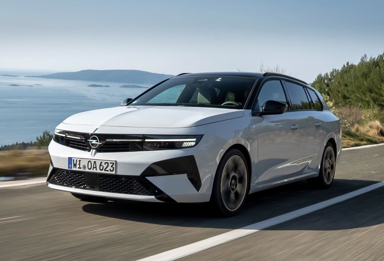 Der Astra hat vier verschiedene Antriebe im Angebot, von elektrisch über Plug-in-Hybrid und Vollhybrid mit 48-Volt-Technologie bis zu einem Dieselmotor.