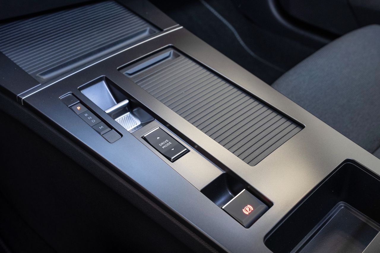 Statt schmutzempfindlichem Klavierlack setzt Opel nun auf eine pragmatischere Lösung aus kratzfestem satingrauem, allerdings auch harten Kunststoff.