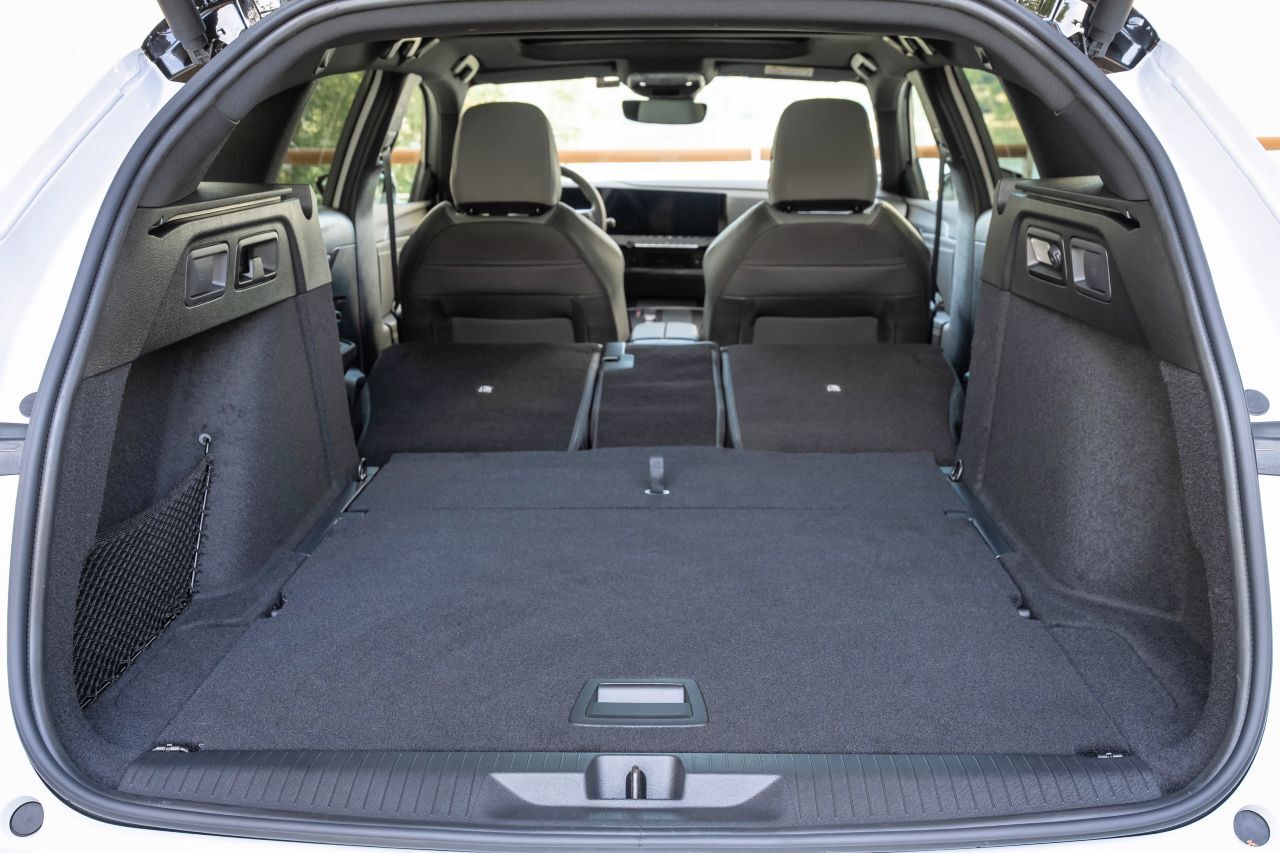 Sport Tourer-Laderaumvolumen: 516 Liter. Bei – im Verhältnis 40:20:40 – umgeklappten Rücksitzlehnen fasst der Kombi sogar bis zu 1.553 Liter.