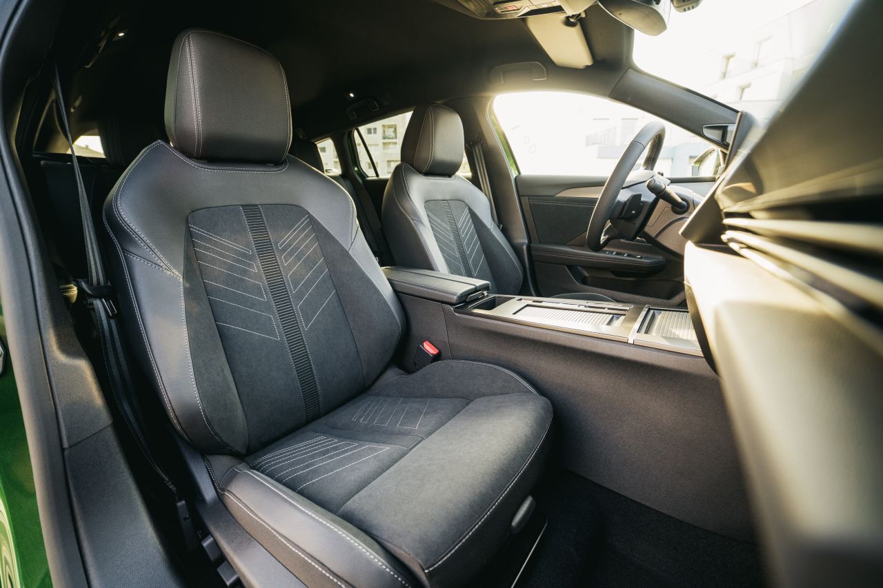 Stolz kann Opel auf die rückenfreundlichen Vordersitze sein, die auf der Sitzfläche eine ergonomische Vertiefung haben. Und das serienmäßig in jedem Astra.