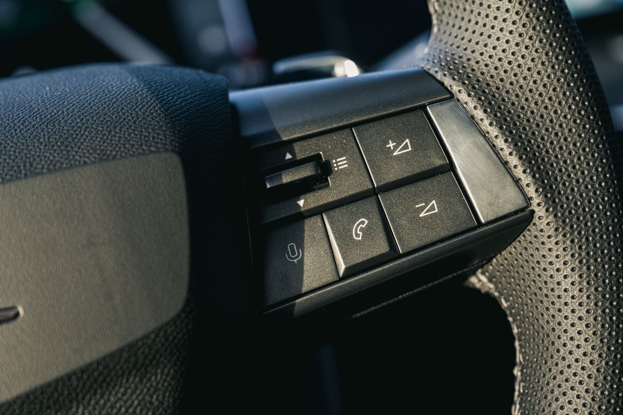 Klassische Lenkradtasten und …