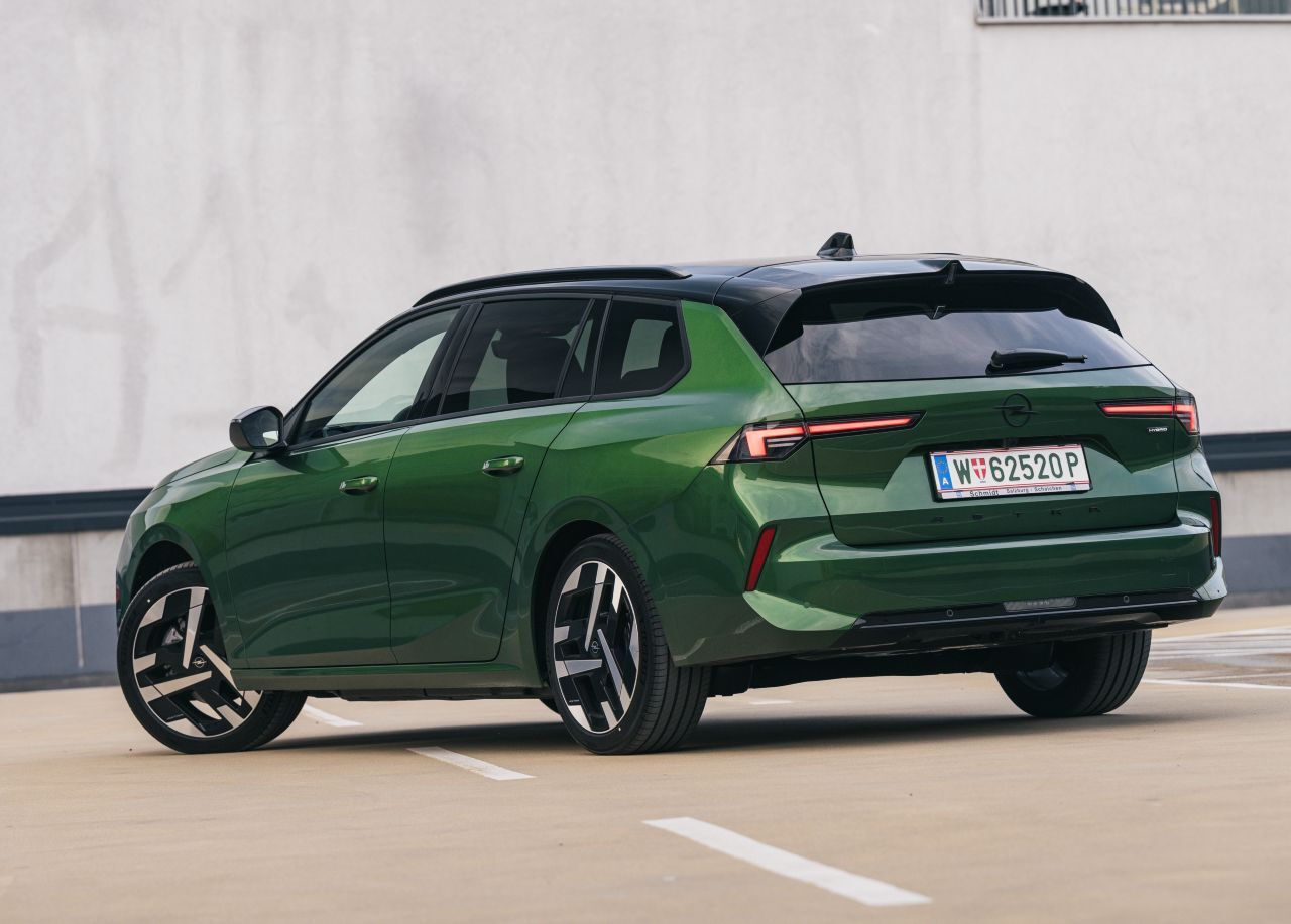 Herausragend ist der Astra bei der anspruchsvollen Lichttechnik, die es erstmals in dieser Klasse gibt, den sehr guten Sitzen und der Antriebsvielfalt.