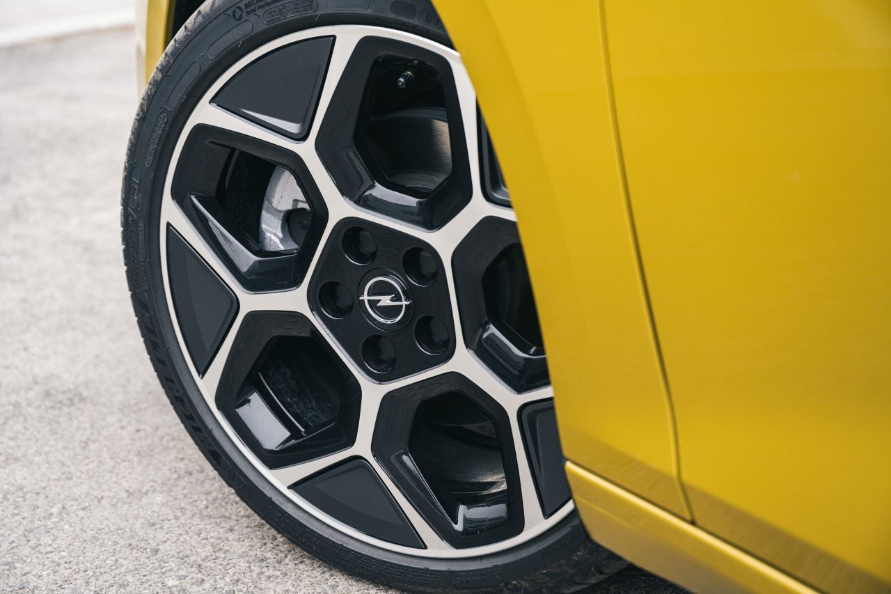 Fesch: Die schwarzen Felgen mit kantig-technischem Design.