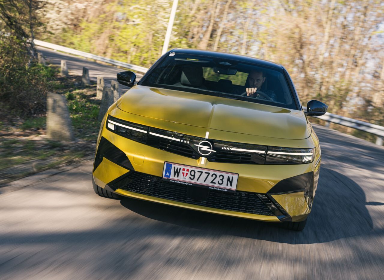 Eine schmale Linie quer über den Kühlergrill leuchtet Tag und Nacht – und auch der Opel-Blitz, das Markenlogo in der Mitte, ist permanent beleuchtet.