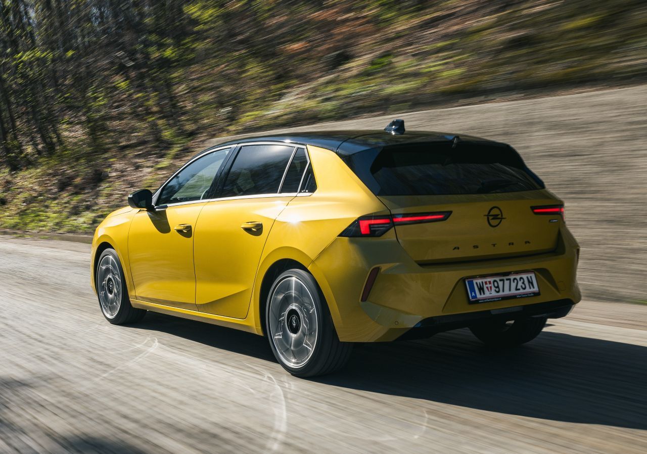 Der Astra L ist seit 2022 am Start und wurde Anfang 2026 umfangreich überarbeitet. Die Hecklichter leuchten jetzt permanent.