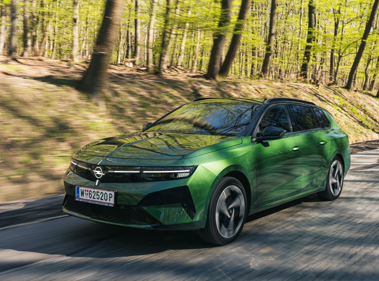 Der Astra hat vier verschiedene Antriebe im Angebot, von elektrisch über Plug-in-Hybrid und Vollhybrid mit 48-Volt-Technologie bis zu einem Dieselmotor.