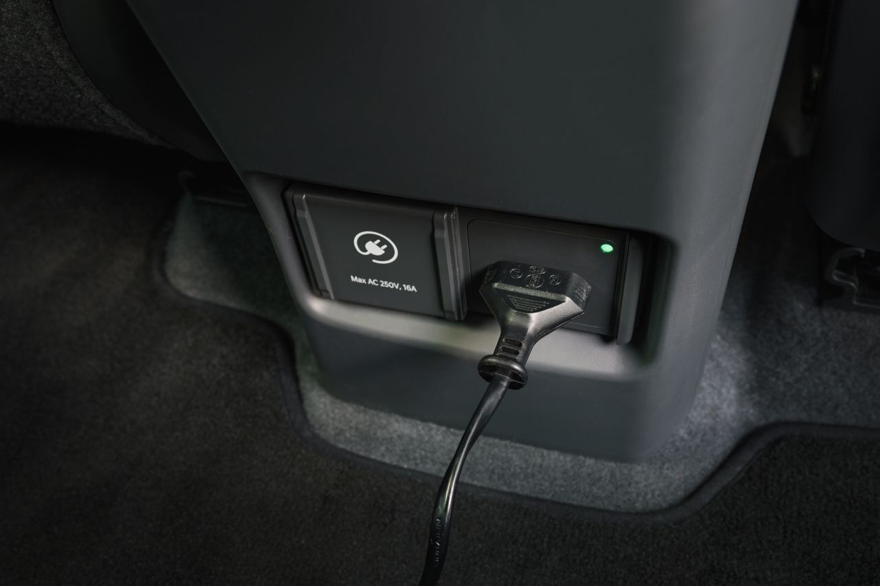 220-Volt-Steckdose, mit der Elektrogeräte aufgeladen werden können.