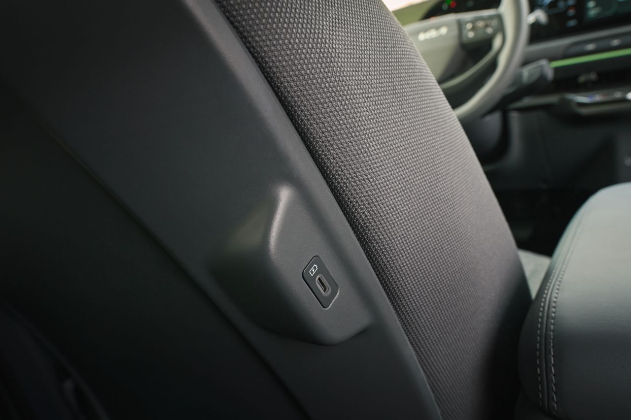 USB-Buchsen in angenehm hoher Position auf der Rückseite der Vordersitze.