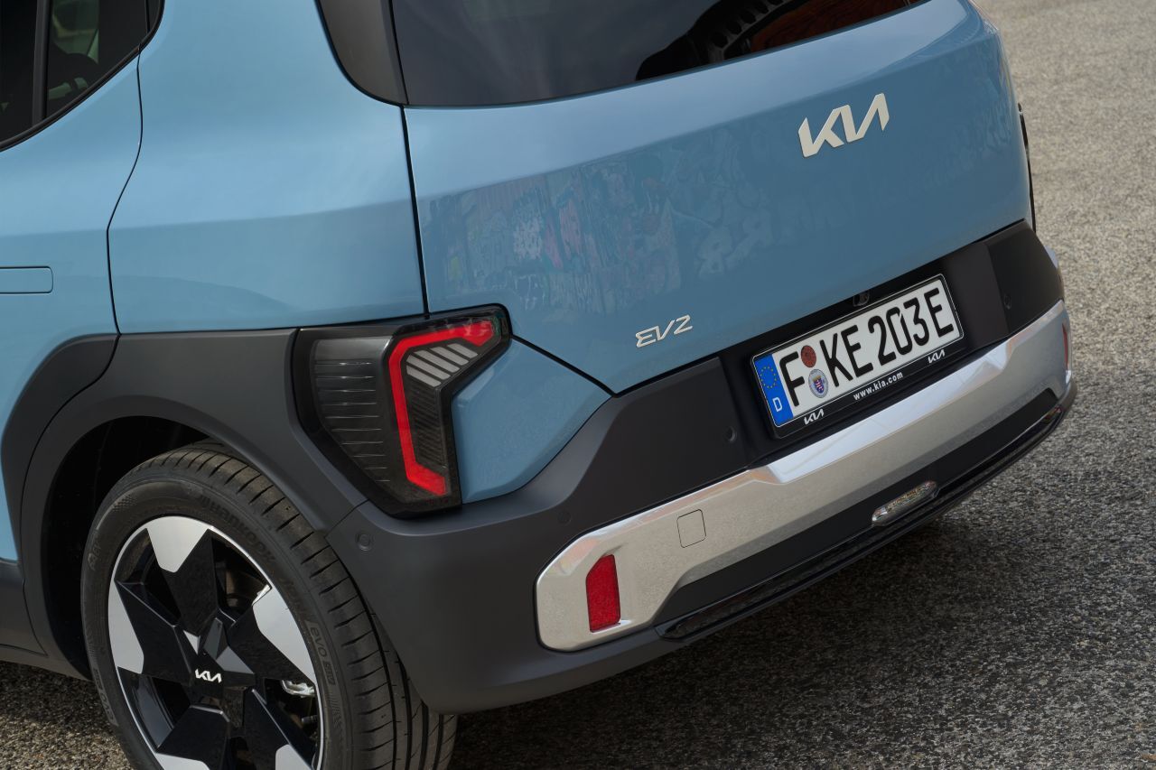 Die LEDs sind weit unten und außen platziert, das erzeugt Höhe und Breite.