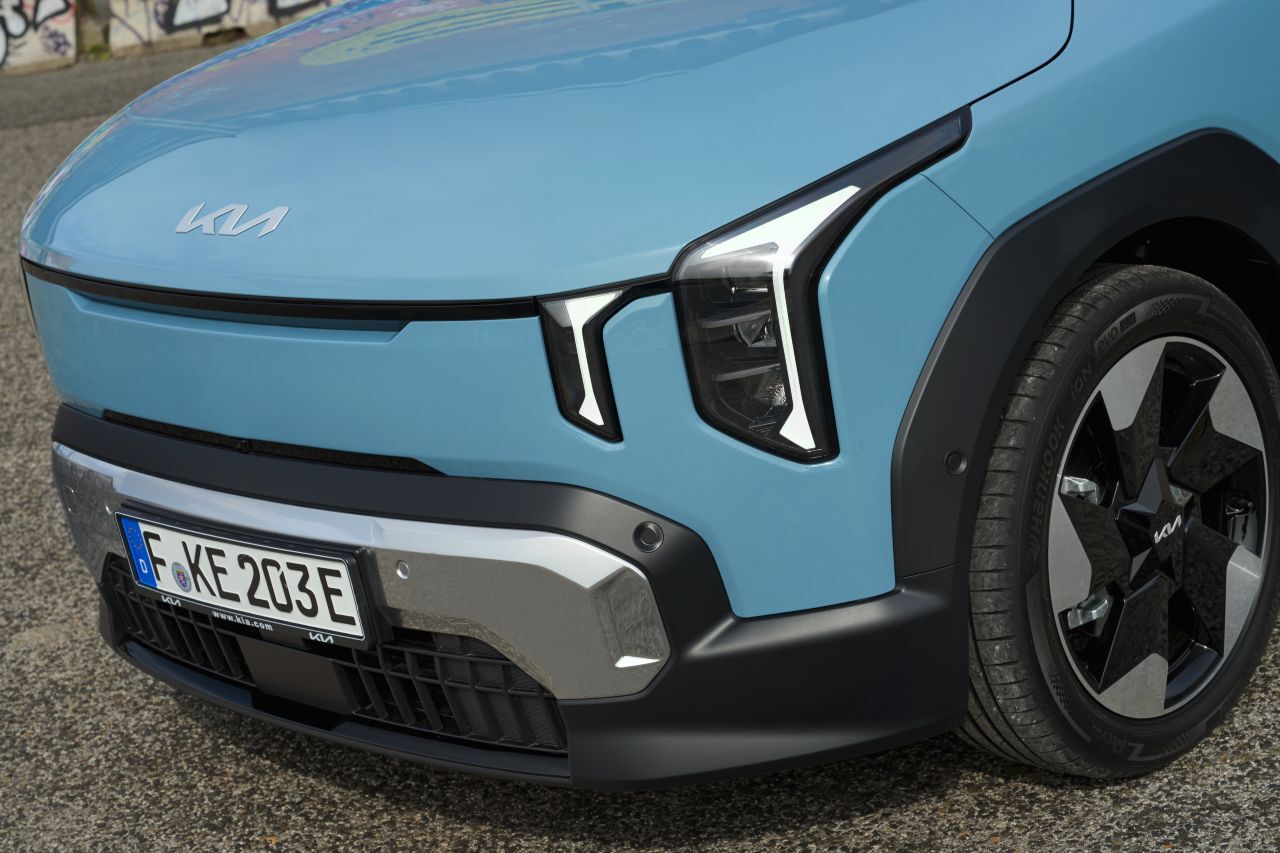 Die horizontalen LED-Striche sehen ein wenig nach Vampir-Zähnchen aus.