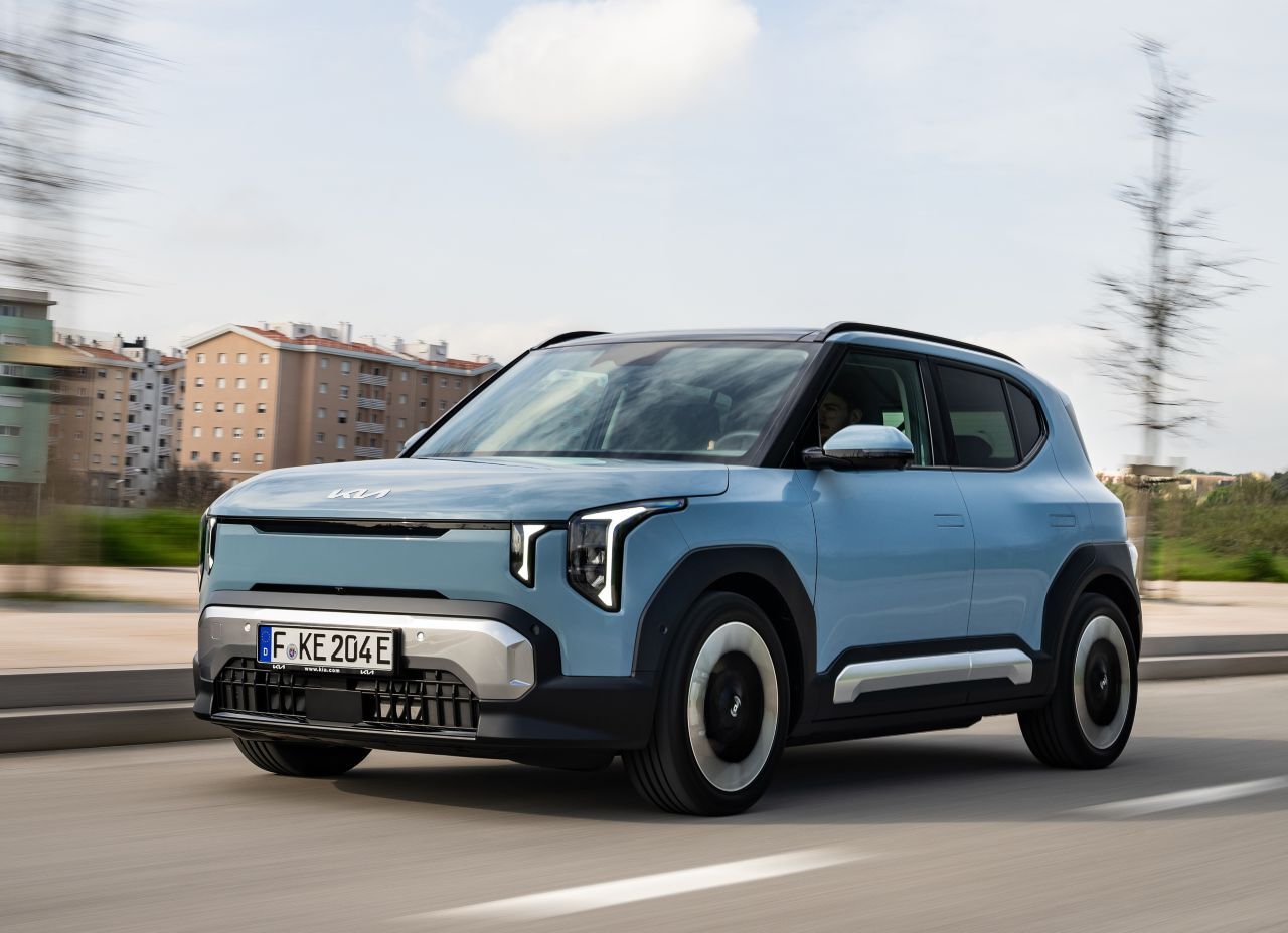 Kia hat eine Routine darin entwickelt, das Box-Design des EV9 auf die kleineren Fahrzeugklassen zu übertragen. Der EV2 variiert den Stil aber herziger.