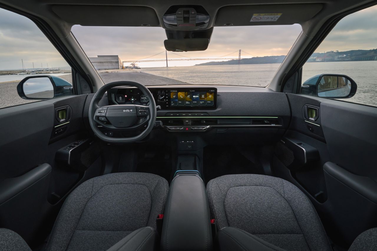 Wie in einem größeren Auto fühlt man sich in der geräumigen und wohnlichen Reihe eins. Großflächig und stoffbezogen ist das Armaturenbrett.