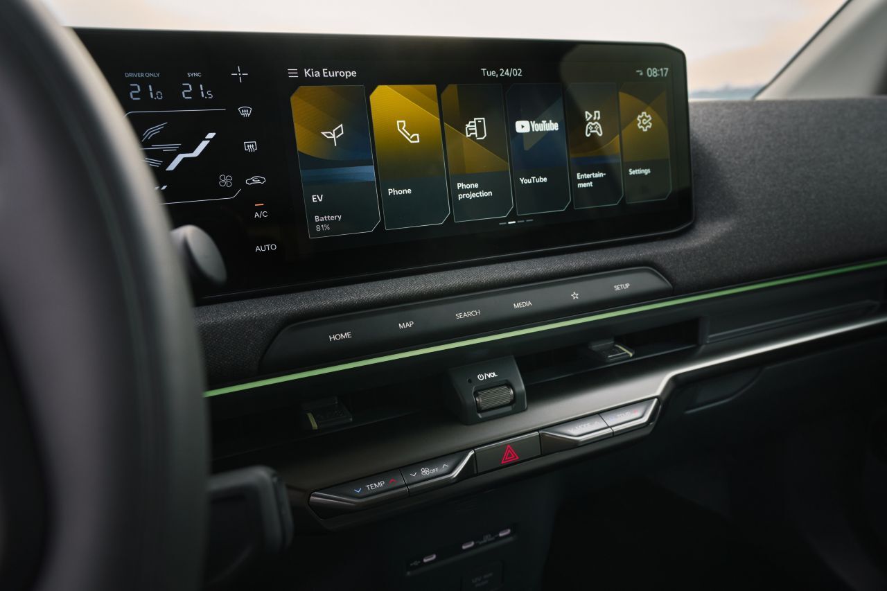 iKia‘s durchgehender Multimedia-Bildschirm mit 12,3-5,3-12,3-Zoll-Split.