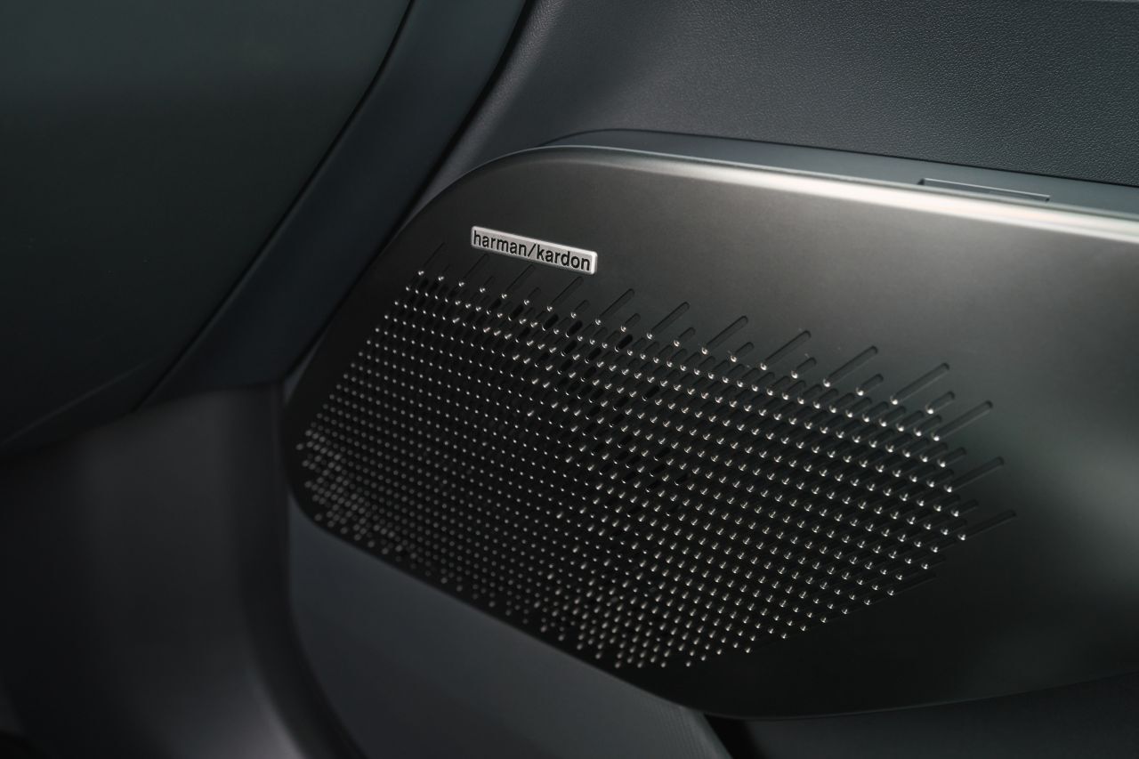 Soundsystem von Harman Kardon, als Türgriffe genutzten Boxen.
