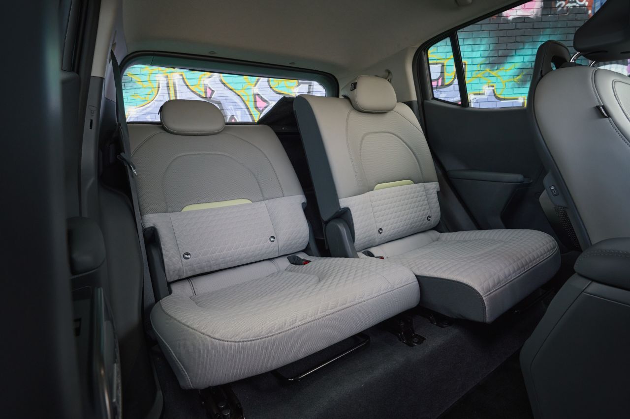 Optionale Viersitzer-Variante: die zwei Teile der Rückbank lassen sich auf Schienen verschieben, sodass es auch für Erwachsenenbeine richtig bequem wird.